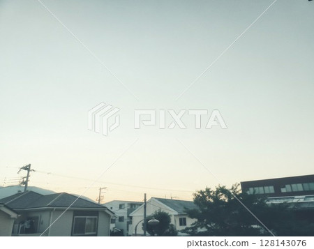 空曠的天空和住宅區 128143076