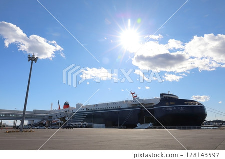 茨城大洗向日葵赤梅停泊在大洗港 茨城大洗向日葵赤梅停泊在大洗港 128143597