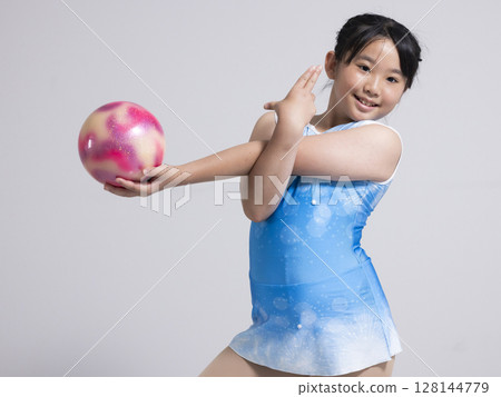 小學生正在享受藝術體操 128144779