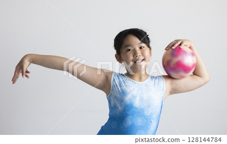 小學生正在享受藝術體操 128144784