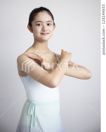 Elementary school students enjoying lessons 128144933