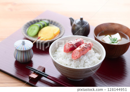 烤鱈魚子飯和味噌湯的日式套餐早餐圖片 烤鱈魚子飯和味噌湯的日式套餐早餐圖片 128144951