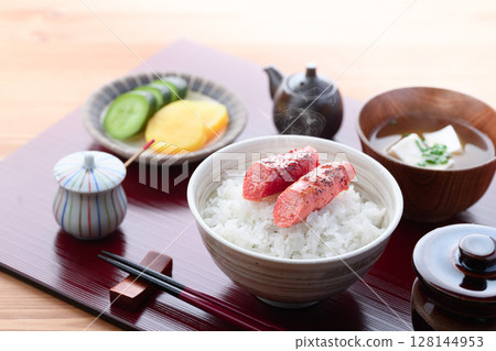 烤鱈魚子飯和味噌湯的日式套餐早餐圖片 烤鱈魚子飯和味噌湯的日式套餐早餐圖片 128144953