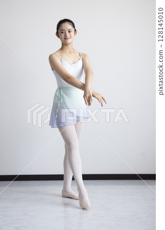 學習芭蕾的可愛女人 128145010