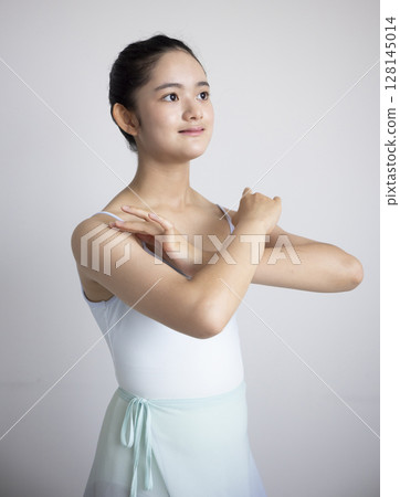 學習芭蕾的可愛女人 128145014