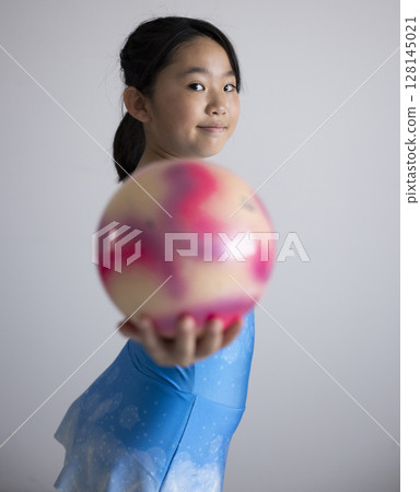 小學生正在享受藝術體操 128145021