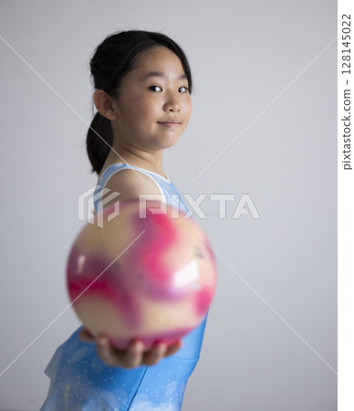 小學生正在享受藝術體操 128145022