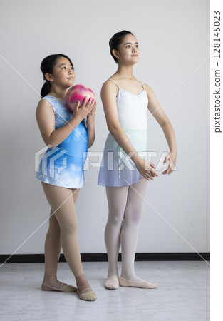 小學生享受課堂學習 128145023