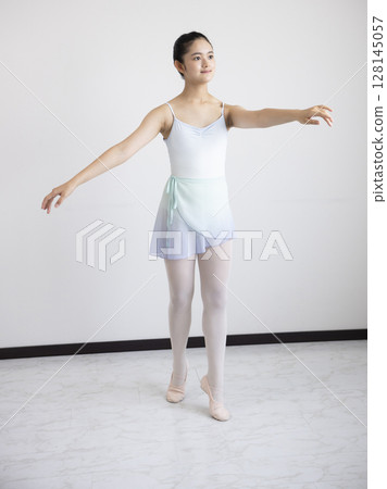 學習芭蕾的可愛女人 128145057