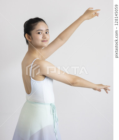 學習芭蕾的可愛女人 128145059
