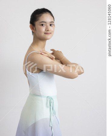 學習芭蕾的可愛女人 128145060