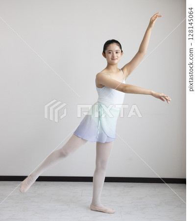 Cute woman learning ballet Cute woman learning ballet 128145064