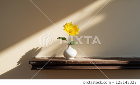 一朵黃色的花在柔和的燈光和白色的花瓶中綻放的靜物極簡藝術 128145322