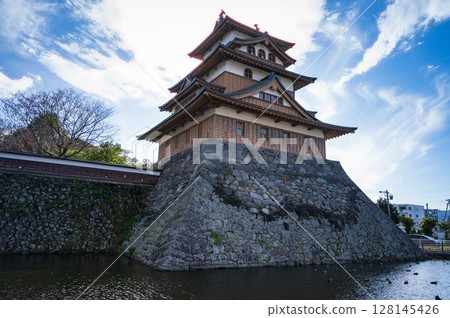 諏訪高島城位於長野縣諏訪市高島,又稱「諏訪水上城堡」。 諏訪高島城位於長野縣諏訪市高島,又稱「諏訪水上城堡」。 128145426