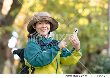 徒步旅行，秋天，黃葉，智慧型手機 128145576