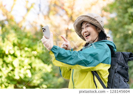 徒步旅行，秋天，黃葉，智慧型手機 128145604