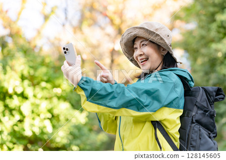 徒步旅行，秋天，黃葉，智慧型手機 128145605