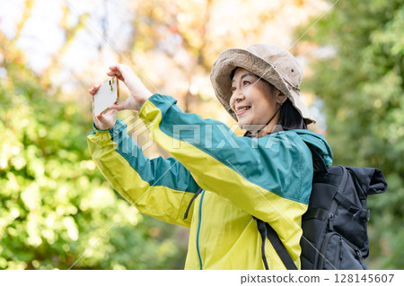 徒步旅行，秋天，黃葉，智慧型手機 128145607