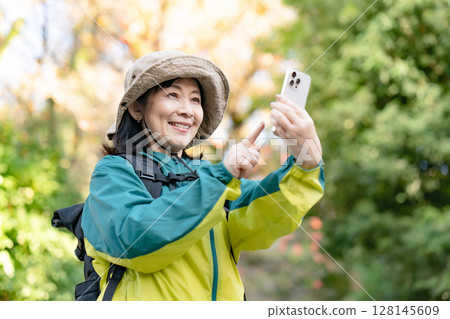 Hiking, Autumn, Yellow leaves, Smartphone Hiking, Autumn, Yellow leaves, Smartphone 128145609