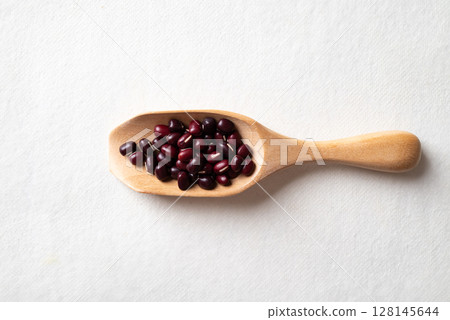 Top view of raw Azuki beans or red mung beans in wooden scoop on white background, Food ingredient Top view of raw Azuki beans or red mung beans in wooden scoop on white background, Food ingredient 128145644