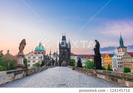 黎明時的布拉格查理大橋 128145718