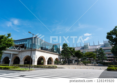 漫步於東京都府中市日吉町的東京賽馬場(府中賽馬場)正門 漫步於東京都府中市日吉町的東京賽馬場(府中賽馬場)正門 128145920