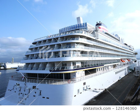 Osanbashi Pier where luxury cruise ships are moored 128146360