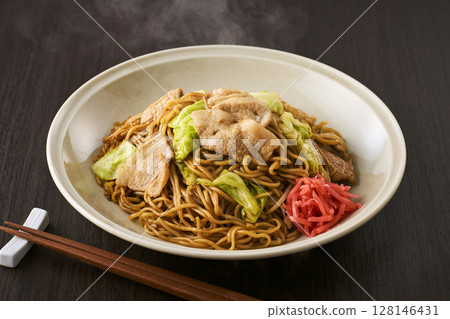 看起來美味的醬汁炒麵 128146431
