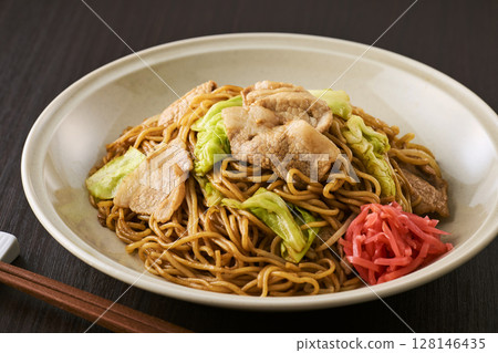 看起來美味的醬汁炒麵 128146435