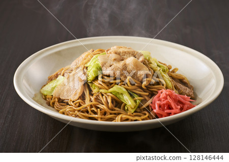看起來美味的醬汁炒麵 128146444
