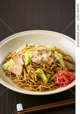 看起來美味的醬汁炒麵 128146448