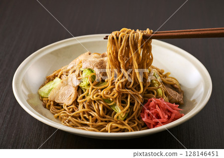 看起來美味的醬汁炒麵 128146451