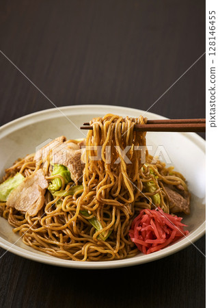 看起來美味的醬汁炒麵 128146455