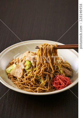 看起來美味的醬汁炒麵 128146458