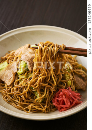 看起來美味的醬汁炒麵 128146459