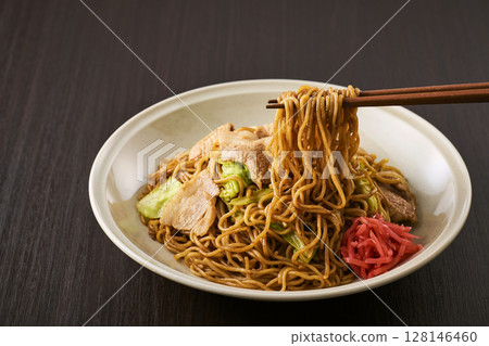 看起來美味的醬汁炒麵 128146460