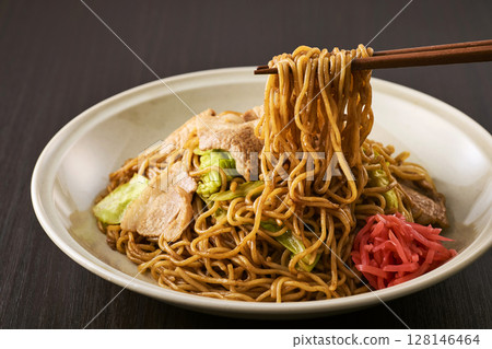 看起來美味的醬汁炒麵 128146464