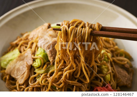 看起來美味的醬汁炒麵 128146467