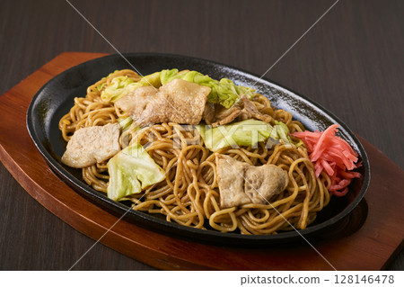 Fried noodles served on a hot plate 128146478