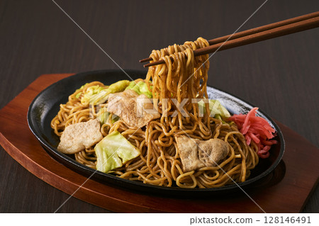Fried noodles served on a hot plate Fried noodles served on a hot plate 128146491