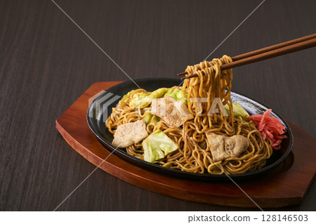 Fried noodles served on a hot plate Fried noodles served on a hot plate 128146503
