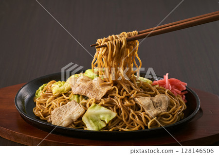 Fried noodles served on a hot plate Fried noodles served on a hot plate 128146506
