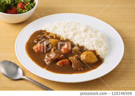 盤子裡盛著美味的咖哩飯 盤子裡盛著美味的咖哩飯 128146509