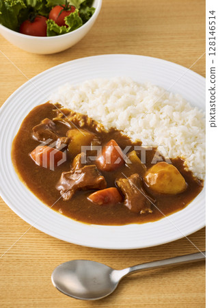 盤子裡盛著美味的咖哩飯 128146514