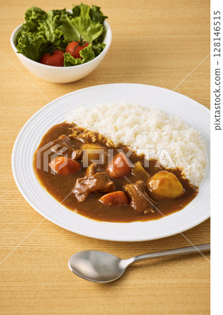 盤子裡盛著美味的咖哩飯 128146515