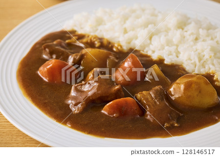 盤子裡盛著美味的咖哩飯 128146517