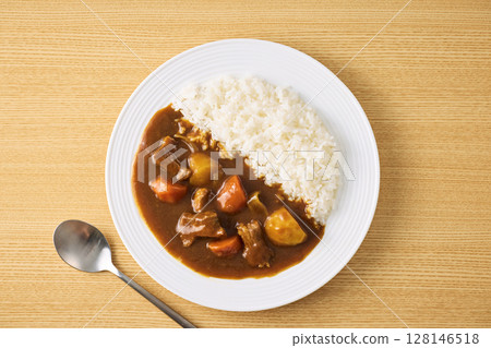 盤子裡盛著美味的咖哩飯 128146518