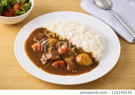 盤子裡盛著美味的咖哩飯 128146530