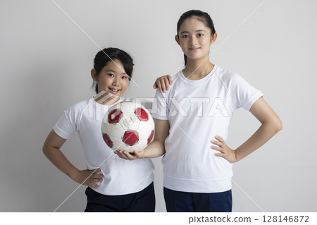 拿著足球的小學女孩 128146872
