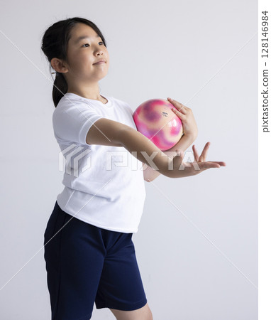 Elementary school students enjoying rhythmic gymnastics 128146984